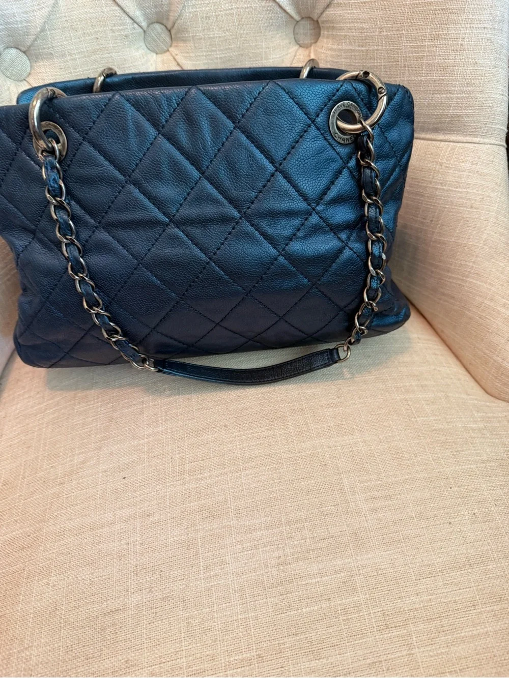 CHANEL elegant shoulder
